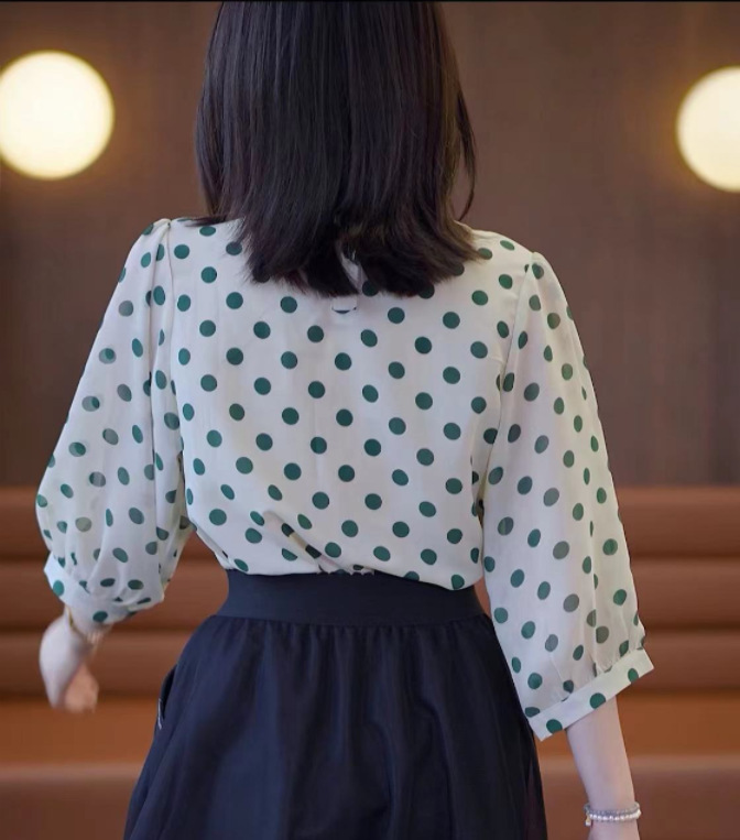 The new summer round-neck polka dot stylish and youthful chic top for women. The new summer design is a loose half-sleeved shirt pic 4