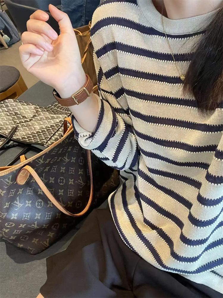 카키색 긴소매
