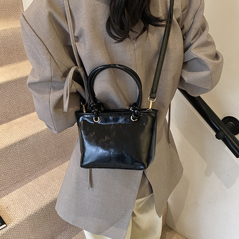 Otoño y invierno, bolsos de mujer, 2024 nuevo bolso de boda rojo, moda, bolso de hombro de mano, bolso de cubo de agua.