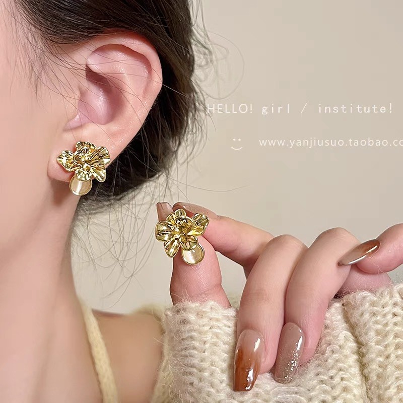 77#Gold three-dimensional flower earrings