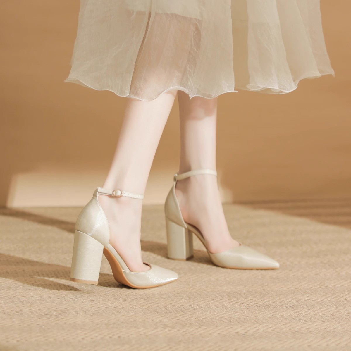 2026 nuevos zapatos de tacones altos puntiagudos de tacones gruesos con cuero huecos zapatos de un solo cuello ligero zapatos de color desnudo