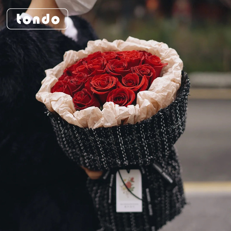 Tangde en línea celebridad Chanel serie estilo tela ramo de embalaje de moda Luz de lujo flores materiales de embalaje de regalo
