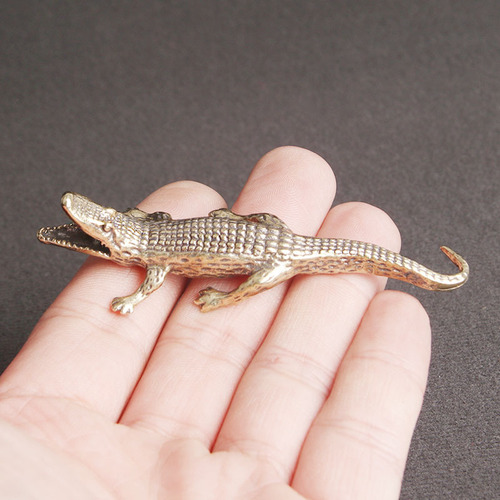 Old pure brass crocodile tabletop ornaments, incense, creative incense inserts, antiques, miscellaneous tea pet ornaments, old copperware wholesale