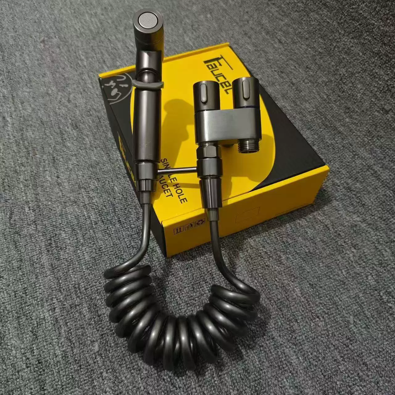 Пистолет-распылитель для унитаза с одним входом и двумя выходами, пистолет-распылитель высокого давления для биде в ванной комнате, бытовой ирригатор с угловым клапаном.