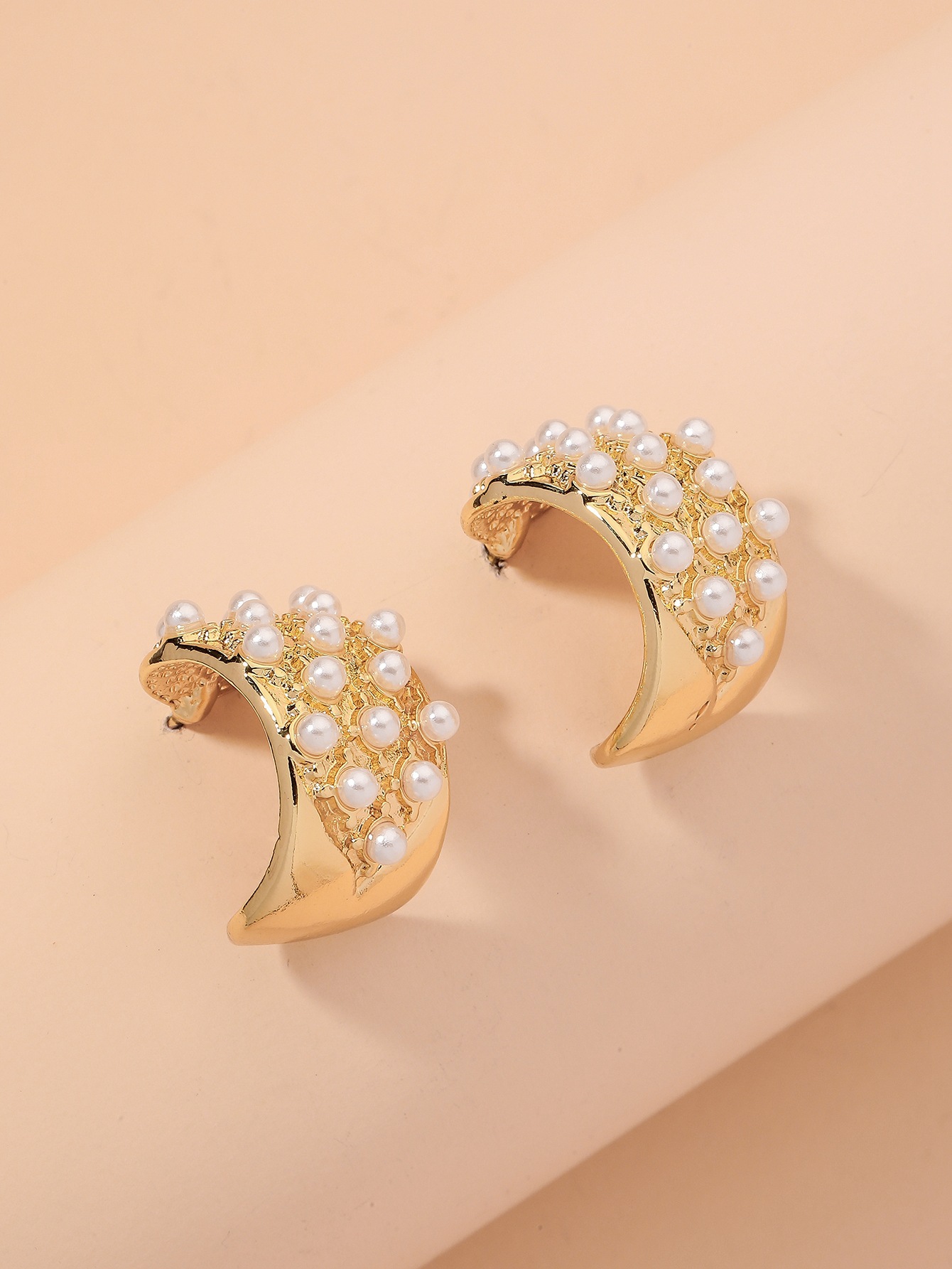 Retro C-shaped Pearl Earrings display picture 7