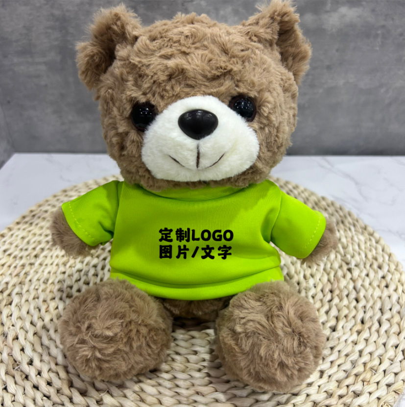 Los juguetes de peluche lindos se pueden combinar con logotipos impresos para enviar muñecas de muebles a amigos y vecinos.