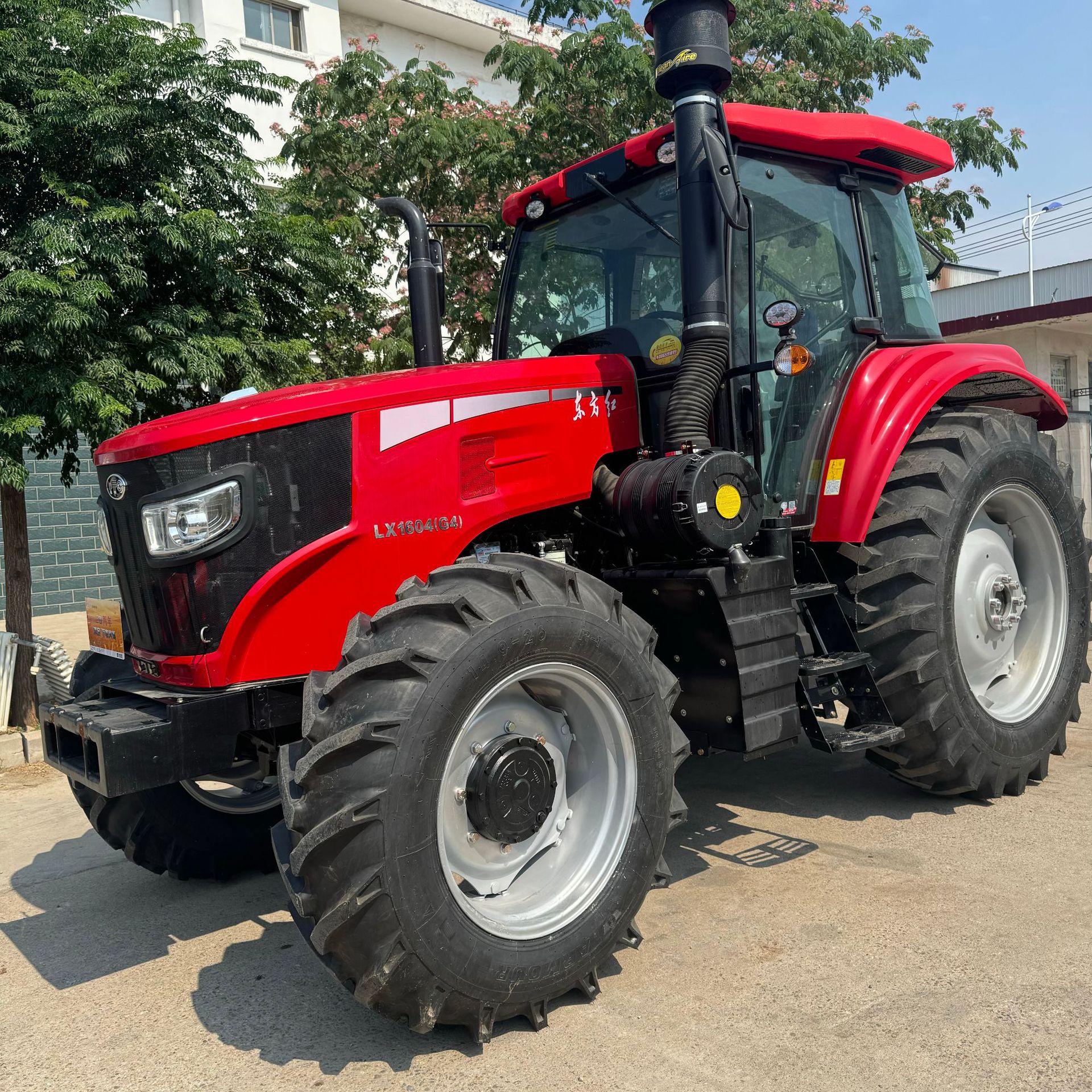 大桥大马力东方红LX1604四驱拖拉机豪华空调驾驶室24+8爬行档