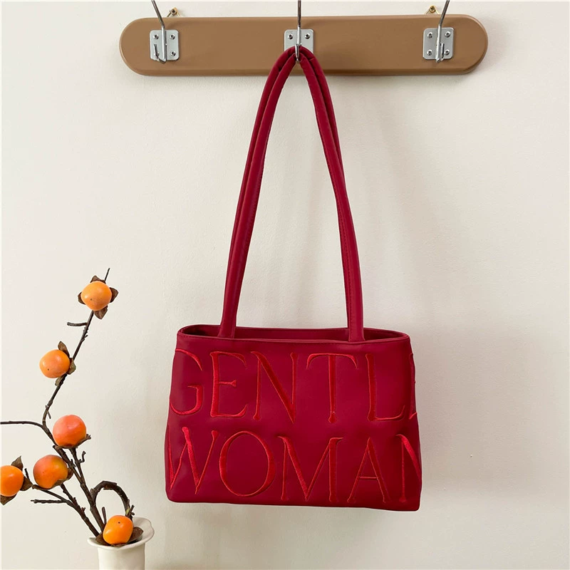 Сумка через плечо GentleWoman, вышитые буквы, элитная цветовая подкладка подмышка — стиль балет 2025