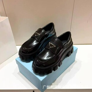 P�����ǘ˘���ЬŮӢ���L�A�^�\���X݆��ב���һ�_�ź�ɫСƤЬ