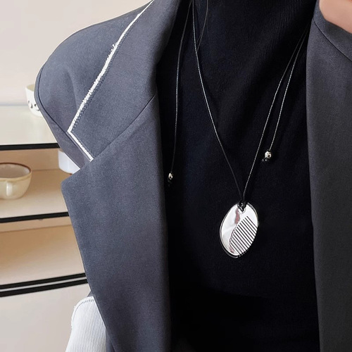 Korean fashionable small comb black rope necklace women's high-end temperament sweater chain long retro sweater chain wholesale