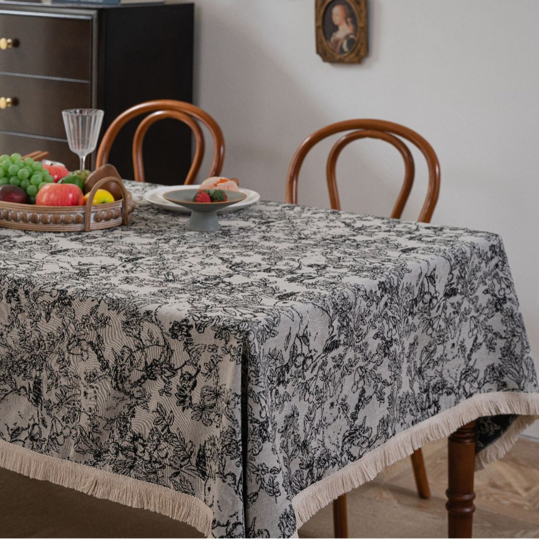 자카드 검은 토끼 흰 수염 식탁보