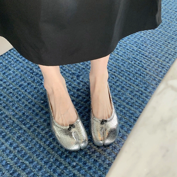 Серебристый