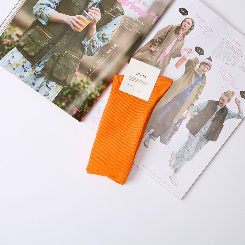 Venta al por mayor calcetines de pila de mujer nueva japonesa otoño color sólido calcetines de algodón de longitud media calcetines de color caramelo de aguja doble de mujer