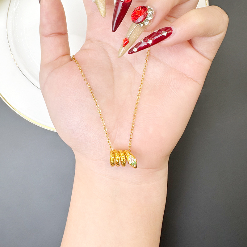 Nuevo colgante de oro de arena vietnamita de estilo chino, danza de la serpiente espiritual de marea nacional, colgante de diamantes simple, joyería chapada en oro de cobre de alta calidad femenina