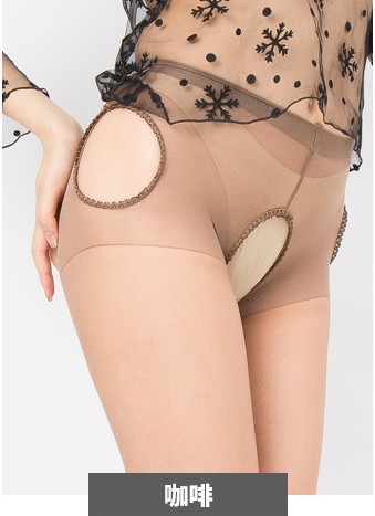 大きいサイズのストッキングは股を開けて太っています。