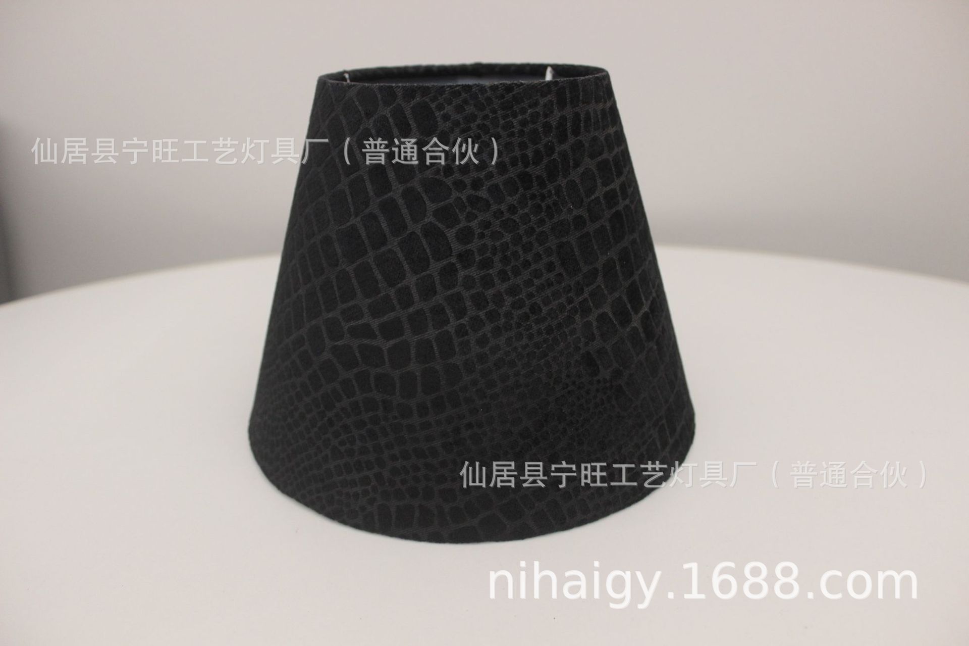 검은 악어 피부 패턴 개별적으로 포장