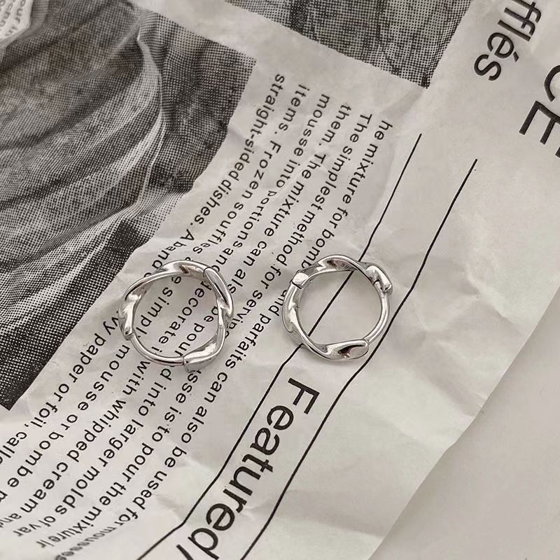 Mobius anillo de la oreja nicho femenino hebilla de la oreja no hay necesidad de recoger los pernos para dormir Corea del Sur temperamento Internet celebridad pendientes de moda