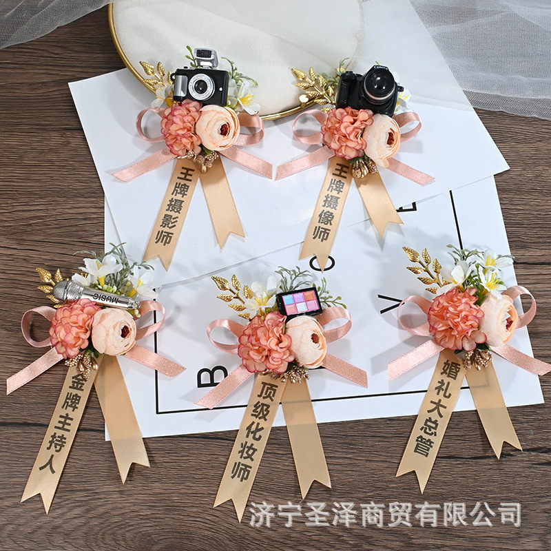 Exquisite and simple boutonnieres for the master photographer and host of a high-end forest-themed wedding, exclusive to the Four Heavenly Saints Exquisite and simple boutonnieres for the master photographer and host of a high-end forest-themed wedding, exclusive to the Four Heavenly Saints