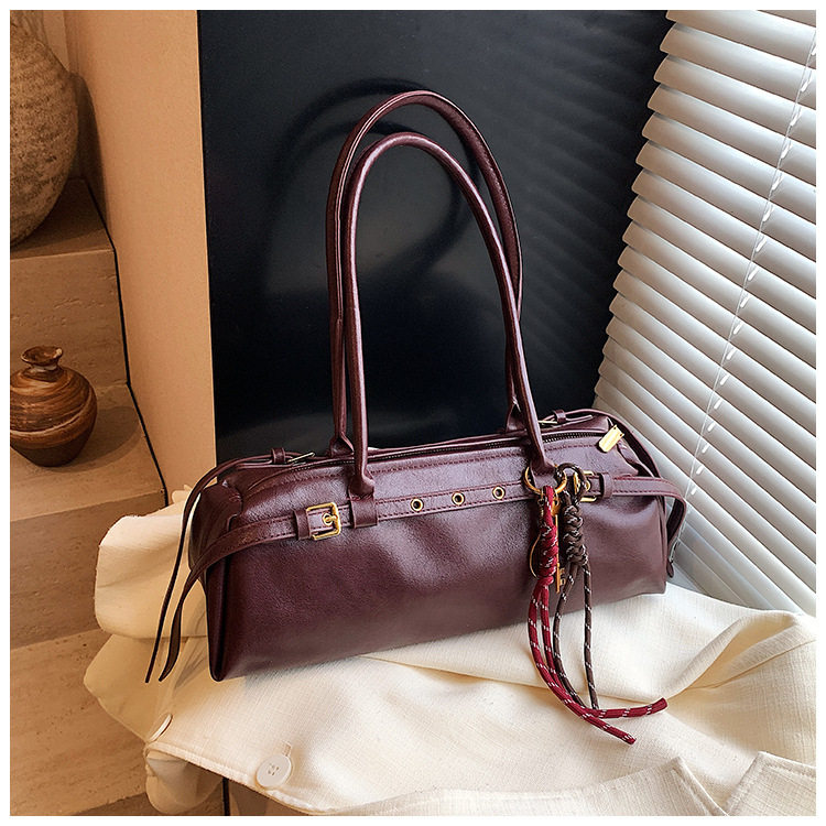 Túi xách baguette nữ phong cách retro, túi đeo tay và kẹp nách thời trang, kiểu dáng gối mềm mại — Burgundy không có mặt dây chuyền, Màu nâu không có mặt dây chuyền, Màu đen không có mặt dây chuyền, Màu nâu với mặt dây chuyền chi tiết 39