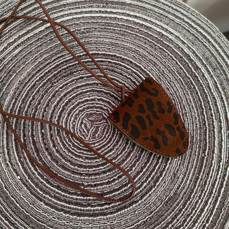 표범 무늬 블랙