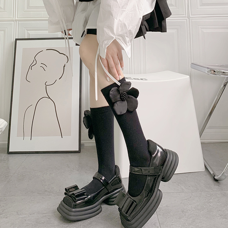 South Korea Dongdaemun fashion fashion socks hand-stitched oversized pearl flower black and white solid color Internet celebrity slimming retro calf socks