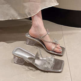 女夏外穿精致仙女风2024新款凉鞋银色蝴蝶一字带中跟透明跟凉拖鞋