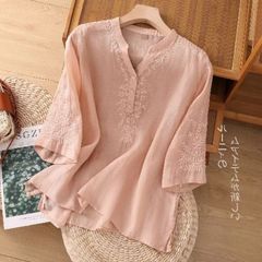 綿麻のシャツの女性の刺繍のvネックの短い半袖の小さいシャツの夏の年齢を減らします。
