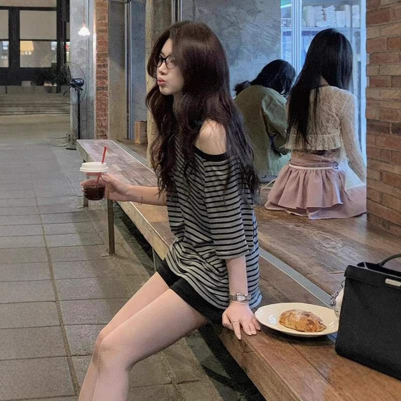 韓国版の新しいゆったりとしたレイジーストライプの斜め肩半袖Tシャツ、夏の女性用、肉感をカバーし、スリムに見せる、オフショルダーのリラックストップ|undefined