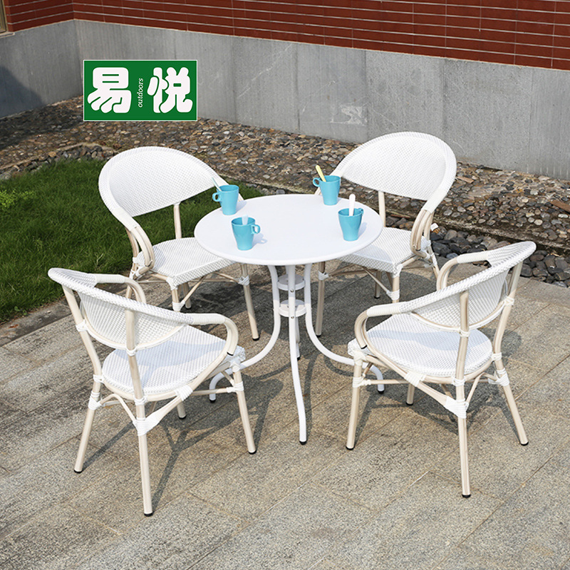 Tienda de té con leche Mesas y sillas al aire libre Sillas de mimbre de ocio de patio Juego de tres y cinco piezas Mesas y sillas exteriores de café Protector solar impermeable blanco
