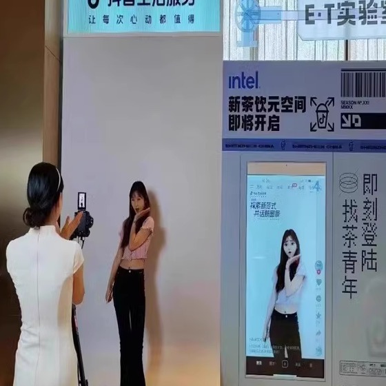 Holographic transparent screen display cabinet, 3d human body replication machine, human figure copying, interactive photography, creative AI digital virtual human details Picture