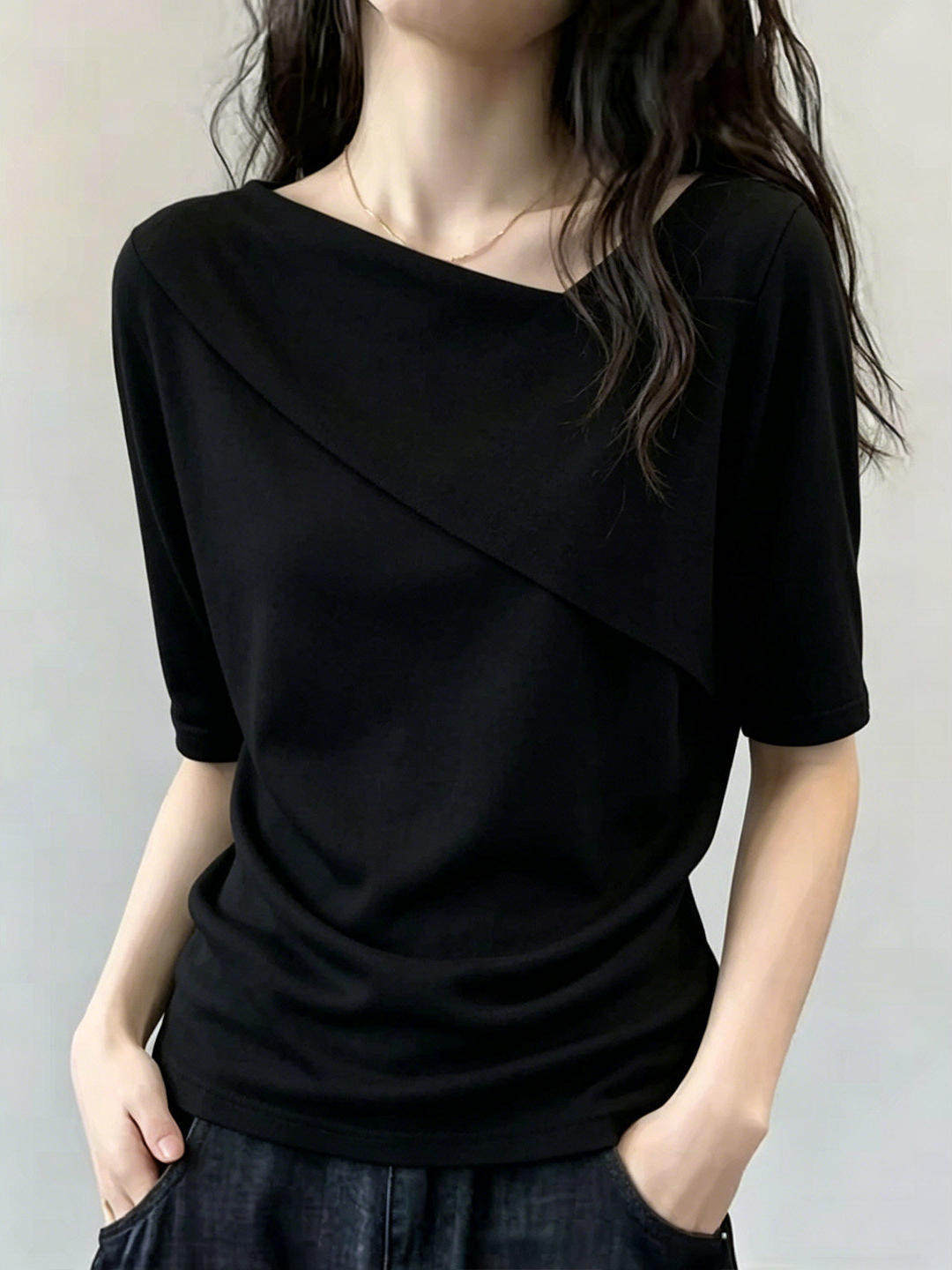 Áo thun nữ tay ngắn cổ lệch sợi mát lạnh phối màu nâu kem form rộng — màu đen