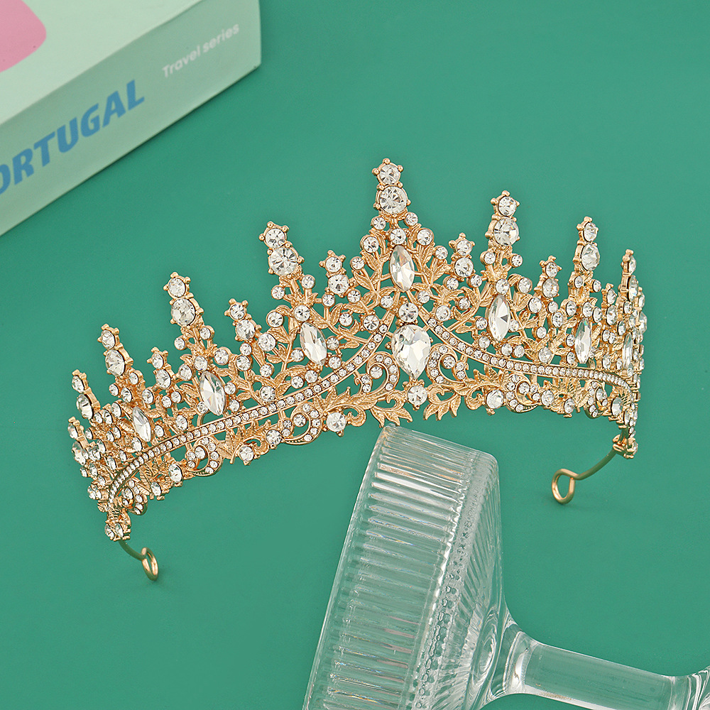 Corona dorada + diamante blanco