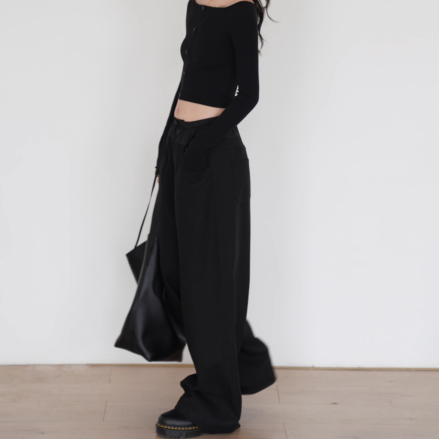 垂れ下がった感じの色合わせの新しいヨガのズボンの女性はゆったりとしていて、やせています。