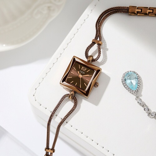 Goldie niche high-end women's watch simple small square plate alloy bracelet watch ladies medieval style quartz watch wholesale