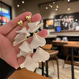 跨境欧美法式白色夸张花瓣高级感复古耳环女耳坠小众设计爱心耳钉