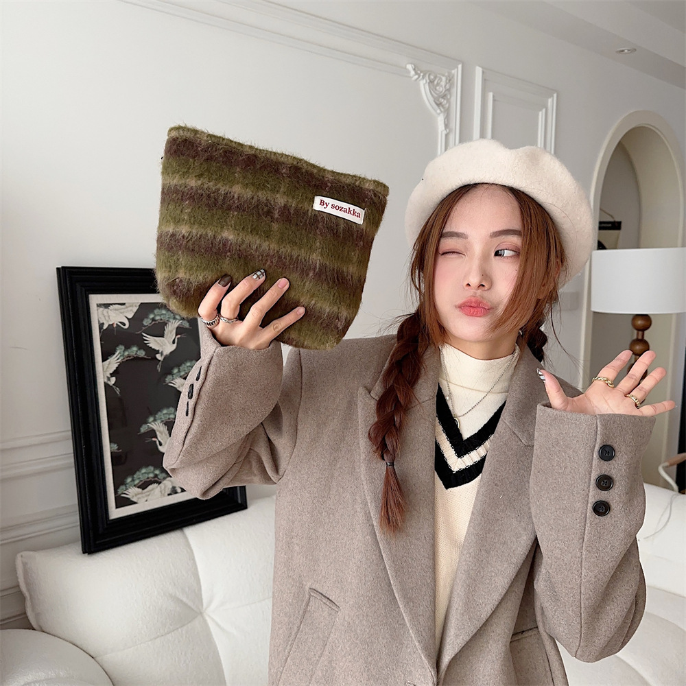 The 311023 ins Korean style checkered retro simple large-capacity woolen makeup bag is paired with a pocket purse undefined