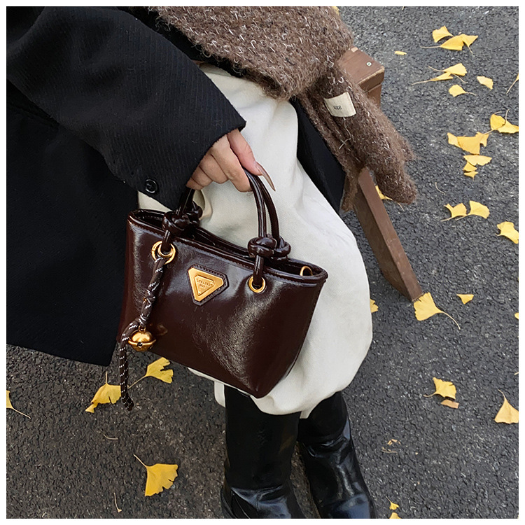 Autumn and winter fashion hand-held bucket bag for women, Korean retro and high-end style, versatile single-shoulder bag, 2024 niche casual women's bag undefined