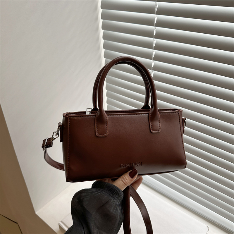 Bolso cuadrado pequeño simple de mano 2025 primavera y verano nuevo estilo bolso de hombro de moda de alta gama versión coreana bolso de mensajero de nicho femenino
