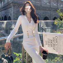 2024年早秋高级感白色针织连衣裙女冬装御姐轻熟风修身打底包臀裙