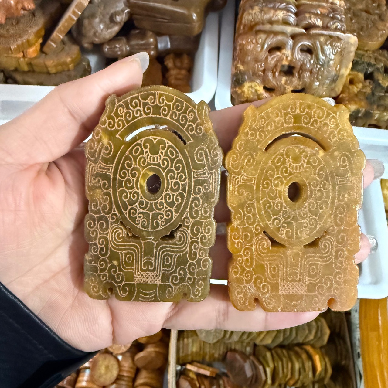 供应古玩杂项仿古做旧工艺品岫玉赤龙双面工玉璧家具摆件批发