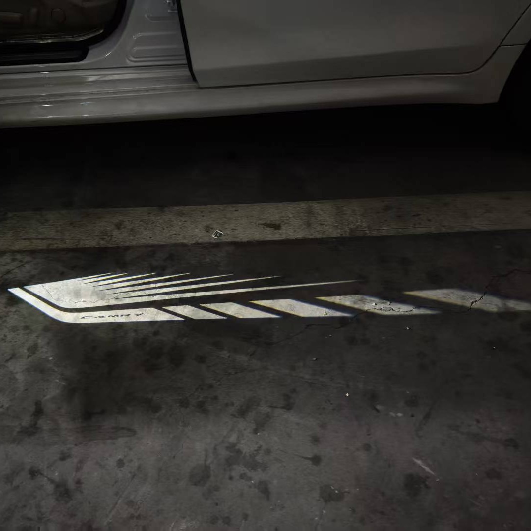 Aplicable a Toyota Camry Camry bienvenida lámpara de puerta de vidrio no se desvanece luz de piso de atmósfera
