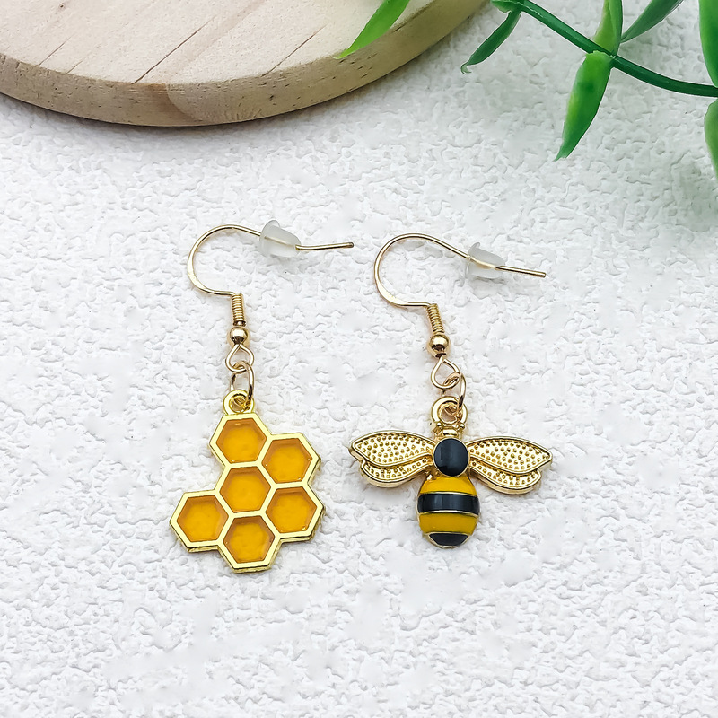 Pastoral Style Niche Design Honey Honeycomb Earrings Pair of Advanced Sense Cartoon Fresh Bee Ear Hook Female Cross-border Pastoral Style Niche Design Honey Honeycomb Earrings Pair of Advanced Sense Cartoon Fresh Bee Ear Hook Female Cross-border