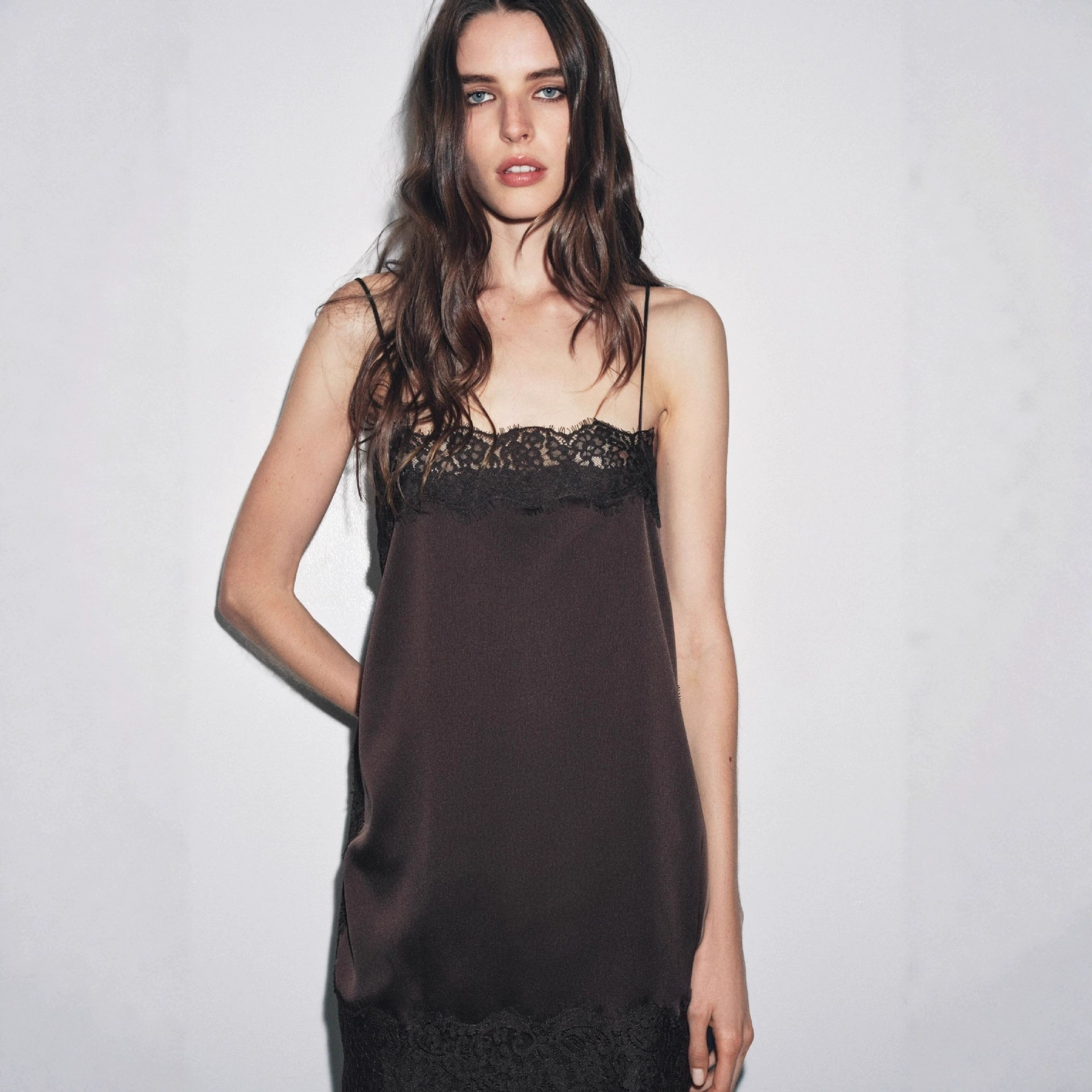 Женская сексуальная майка в стиле «хит» с кружевными вставками и однотонным дизайном, коллекция 2025 года, для европейского и американского рынков.