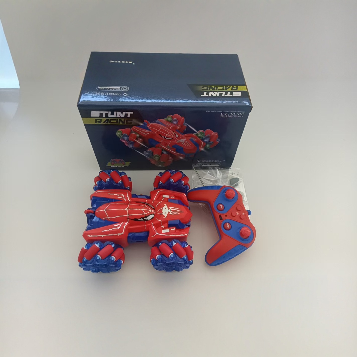 Coche de acrobacias teledirigido rosa transfronterizo Amazon, modo dual, rotación de 360 grados, tracción en las cuatro ruedas, coche teledirigido de doble cara, juguete para niños