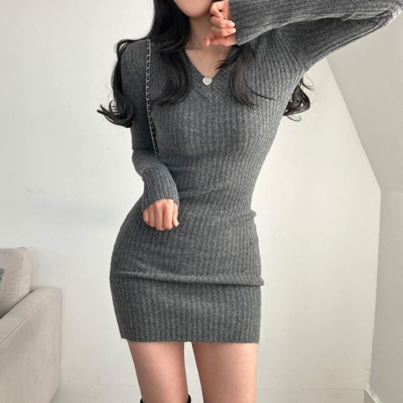 柔らかいモチモチのセクシーなニットのワンピースの女性の春秋のフランス式の復古のvネックの辛いです。