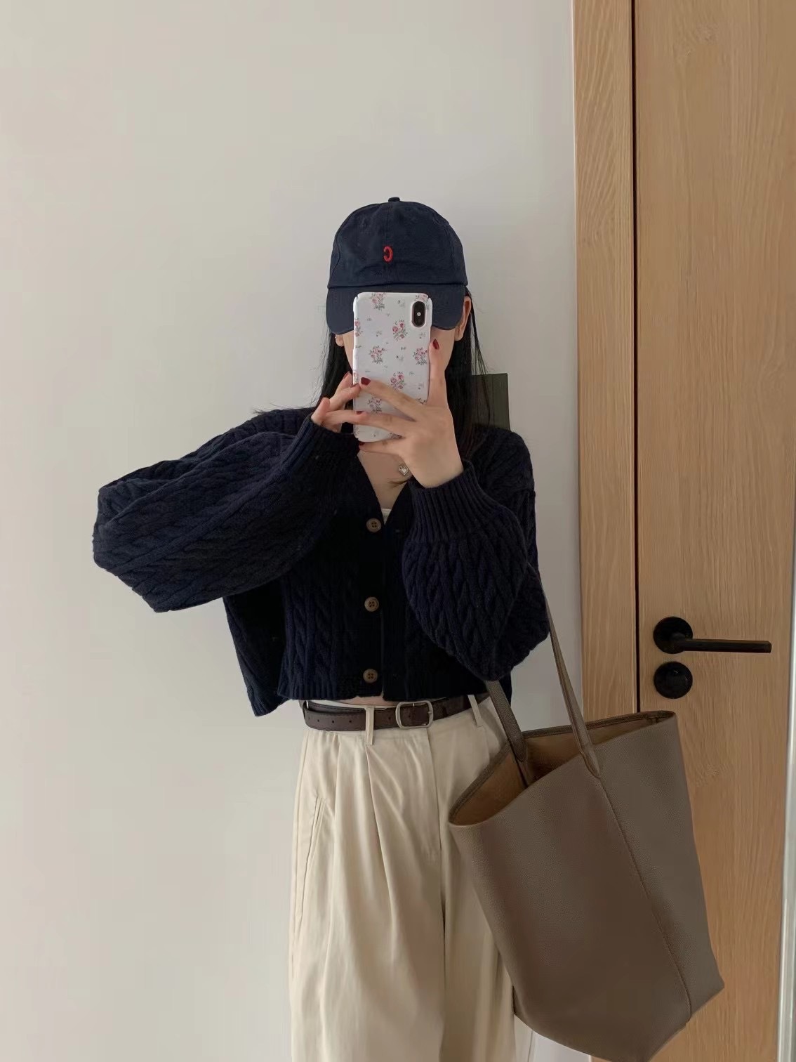 Corea del Sur Dongdaemun simple torcido corto de cintura alta jersey cardigan de punto para mujeres otoño y invierno nuevo suéter de manga de linterna pequeña