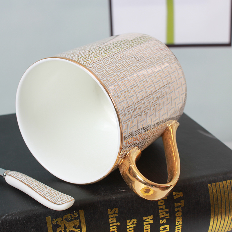 Taza de cerámica de estilo europeo con tapa, cuchara, taza de pareja de alto valor, un par de tazas de agua creativas, exquisitos recuerdos de porcelana de hueso