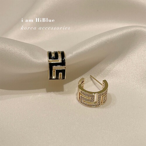 Korean autumn and winter simple AB style asymmetric high-end earrings small fragrance style small and trendy earrings dripping oil and versatile