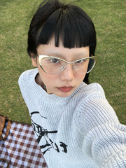 Eyeglasses with a Western and Eastern style, metal-rimmed cat-eye design, suitable for high-prescription myopia, perfect for a glamorous, no-makeup look.