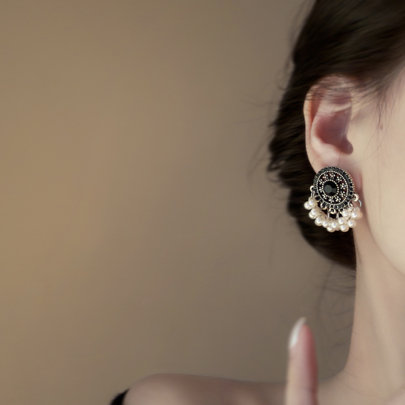 Pendientes de perlas artificiales de diamantes con aguja de plata Pendientes de estilo étnico retro Pendientes de moda de todo fósforo de nicho Sentido de lujo ligero